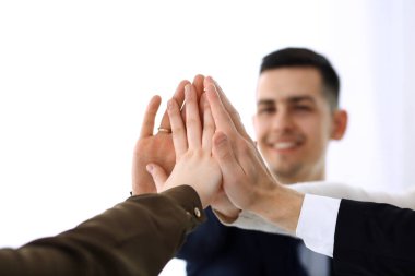 Takım çalışması yapan ve el ele tutuşan iş adamları grubu ya da modern ofiste kontrat imzaladıktan sonra beş kişi. Meslektaşları ya da avukatları olan tanınmamış işadamı ve kadın elleriyle daire çiziyor.