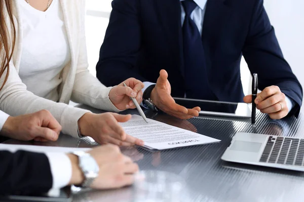 Empresários discutindo contrato trabalhando juntos em reunião na mesa de vidro no escritório moderno. Empresário e mulher desconhecidos com colegas ou advogados em negociação. Trabalho em equipe e parceria — Fotografia de Stock