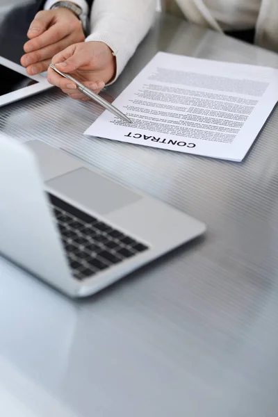 Geschäftsleute diskutieren beim Treffen am gläsernen Schreibtisch im modernen Büro über Vertragsarbeit. Unbekannter Geschäftsmann und Frau mit Kollegen oder Anwälten bei Verhandlungen. Teamwork und Partnerschaft — Stockfoto