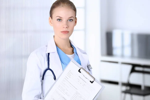 응급실에 서 있는 의사요. 일하는 의사, 스튜디오 사진. 의학과 건강 관리 개념 — 스톡 사진