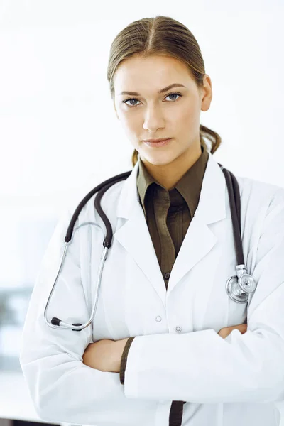 Donna-medico in piedi con le braccia incrociate e guardando la macchina fotografica. Medicina e sanità — Foto Stock