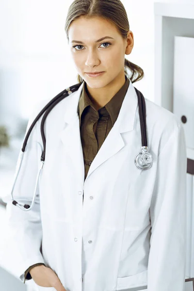여자 의사가 서서 카메라를 보고 있어요. 의학과 건강 — 스톡 사진