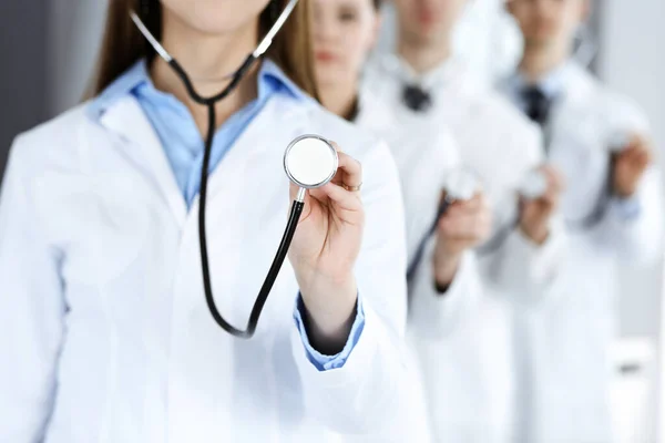 Skupina doktorů držících stetoskop zblízka. Lékaři připraveni vyšetřit a pomoci pacientovi. Koncept medicíny — Stock fotografie