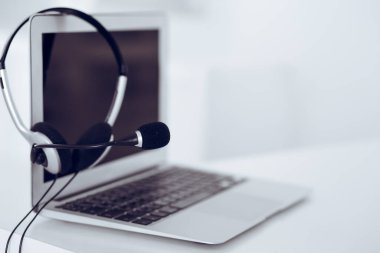 Çağrı merkezi ve iletişim desteği, müşteri hizmetleri yardım masası. Dizüstü bilgisayarda VOIP kulaklığı