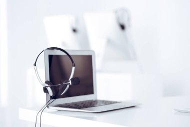 Çağrı merkezi ve iletişim desteği, müşteri hizmetleri yardım masası. Dizüstü bilgisayarda VOIP kulaklığı