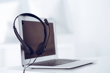 Çağrı merkezi ve iletişim desteği, müşteri hizmetleri yardım masası. Dizüstü bilgisayarda VOIP kulaklığı