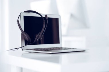 Çağrı merkezi ve iletişim desteği, müşteri hizmetleri yardım masası. Dizüstü bilgisayarda VOIP kulaklığı