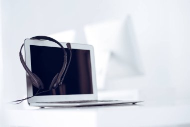 Çağrı merkezi ve iletişim desteği, müşteri hizmetleri yardım masası. Dizüstü bilgisayarda VOIP kulaklığı