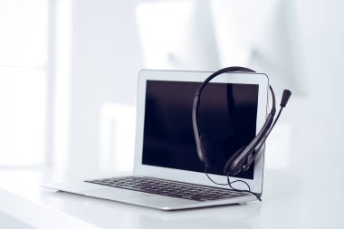 Çağrı merkezi ve iletişim desteği, müşteri hizmetleri yardım masası. Dizüstü bilgisayarda VOIP kulaklığı
