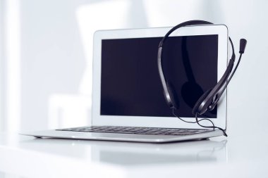 Çağrı merkezi ve iletişim desteği, müşteri hizmetleri yardım masası. Dizüstü bilgisayarda VOIP kulaklığı