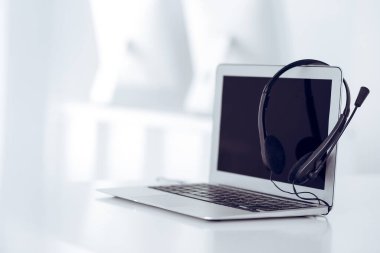 Çağrı merkezi ve iletişim desteği, müşteri hizmetleri yardım masası. Dizüstü bilgisayarda VOIP kulaklığı
