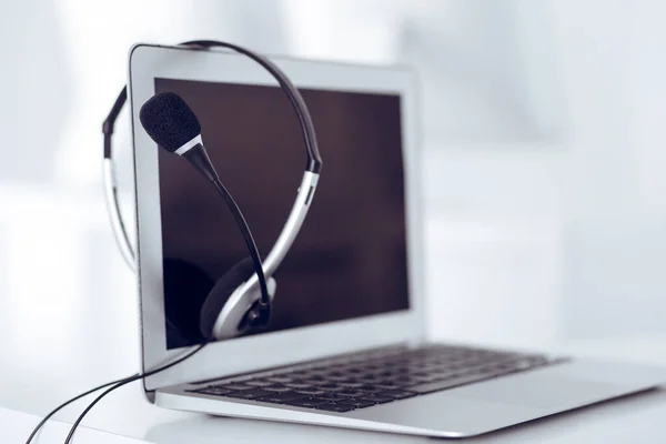 Call Center und Kommunikationsunterstützung, Kundenservice Helpdesk. VOIP-Headset auf dem Laptop — Stockfoto