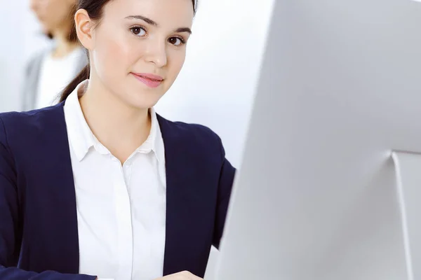 Affärskvinna som arbetar med dator på kontoret. Advokat eller revisor på jobbet, huvudskott. Affärsidé — Stockfoto