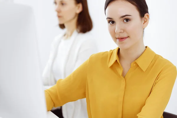 Bizneswoman w musztardowej bluzce patrzy na kamerę w biurze, headshot — Zdjęcie stockowe