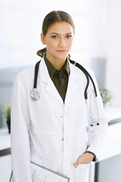 Mujer-médico de pie y mirando a la cámara. Servicio médico perfecto en la clínica. Medicina y asistencia sanitaria — Foto de Stock