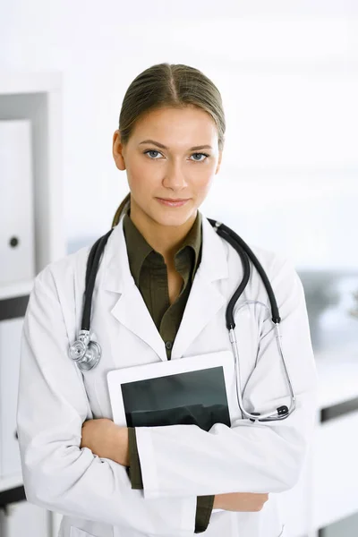 Woman-doctor standing and looking at camera. Perfect medical service in clinic. Medicine and healthcare — Stock Photo, Image