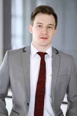 Modern ofiste dikilirken iş adamının vesikalığı. Başarı ve iş yeri kavramı