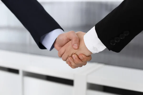 Бизнесмен и женщина пожимают друг другу руки. Понятие рукопожатия как символ успеха в бизнесе — стоковое фото
