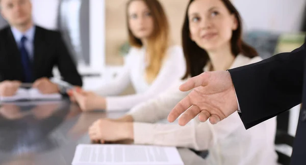 Zakelijke presentatie. Zakenman houdt toespraak voor collega 's en partners op zakelijke bijeenkomst of conferentie, close-up van spreker handen — Stockfoto