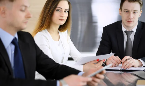 Zakenmensen of advocaten bespreken vragen in een modern kantoor. Onbekende zakenman en vrouw met collega die aan het glazen bureau zit en werkt. Teamwork en partnerschapsconcept — Stockfoto