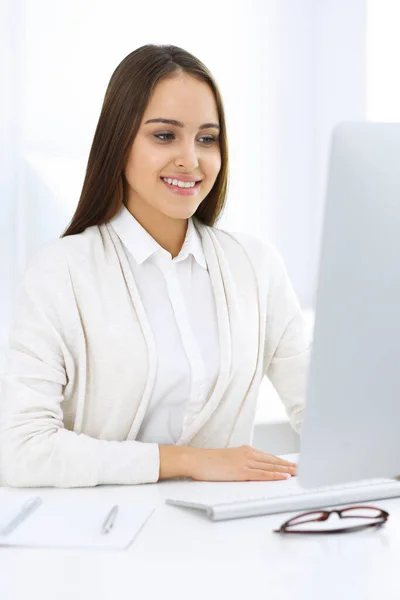 Mujer de negocios sentada y trabajando con la computadora en la oficina blanca. Estudiante chica estudiando o secretaria haciendo informe. Concepto de éxito —  Fotos de Stock