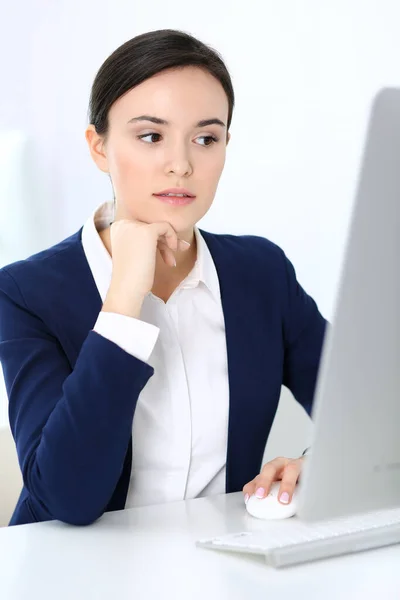 Mujer de negocios trabajando con computadora en la oficina. Imagen de Abogado o Contador en el trabajo mientras está sentado en el escritorio —  Fotos de Stock