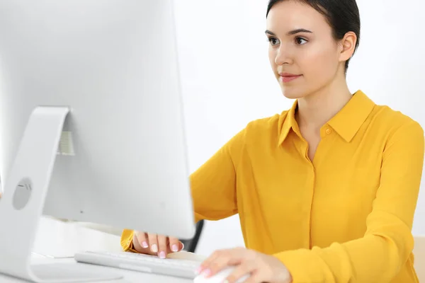 Mujer de negocios y colega que trabaja con la computadora mientras está sentado en el escritorio en la oficina. Imagen de Abogado o Contador. Trabajo en equipo o concepto de reunión — Foto de Stock