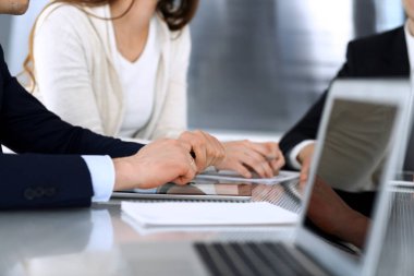 İş adamları modern ofisteki cam masasında birlikte çalışarak sözleşmeyi tartışıyor. İş arkadaşları ya da avukatları olan tanınmamış bir iş adamı ve kadın. Takım çalışması ve ortaklık