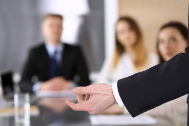 İş sunumu. İş adamı, şirket toplantısında ya da konferansta meslektaşlarına konuşma yapıyor. Hoparlörleri kapatıyor.