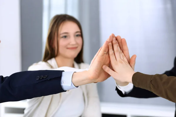 Grupo de empresários mostrando trabalho em equipe e dar as mãos ou dar cinco depois de assinar contrato no escritório moderno. Empresário e mulher desconhecidos com colegas ou advogados fazendo círculo com as mãos — Fotografia de Stock