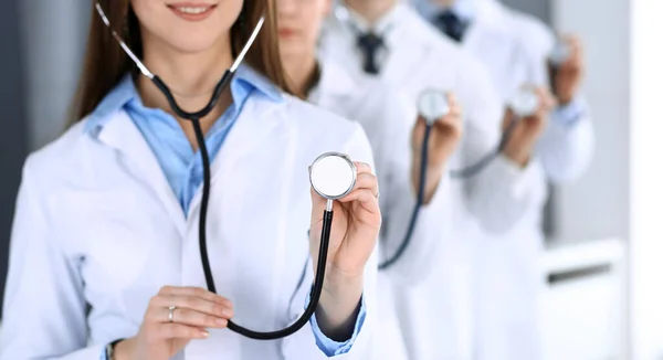 Grupo de médicos con estetoscopio en primer plano. Médicos listos para examinar y ayudar al paciente. Ayuda médica, seguro de salud, mejor tratamiento y concepto de medicina —  Fotos de Stock