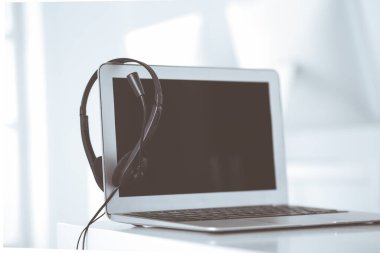 Çağrı merkezi ve iletişim desteği, müşteri hizmetleri yardım masası. Dizüstü bilgisayarda VOIP kulaklığı