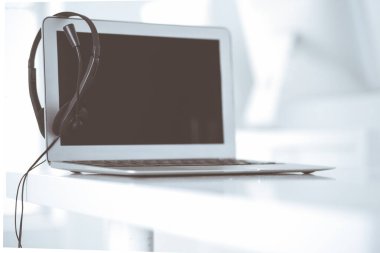 Çağrı merkezi ve iletişim desteği, müşteri hizmetleri yardım masası. Dizüstü bilgisayarda VOIP kulaklığı