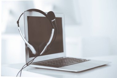 Çağrı merkezi ve iletişim desteği, müşteri hizmetleri yardım masası. Dizüstü bilgisayarda VOIP kulaklığı