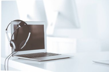 Çağrı merkezi ve iletişim desteği, müşteri hizmetleri yardım masası. Dizüstü bilgisayarda VOIP kulaklığı