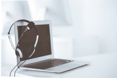 Çağrı merkezi ve iletişim desteği, müşteri hizmetleri yardım masası. Dizüstü bilgisayarda VOIP kulaklığı