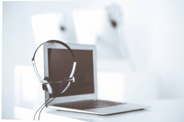 Çağrı merkezi ve iletişim desteği, müşteri hizmetleri yardım masası. Dizüstü bilgisayarda VOIP kulaklığı