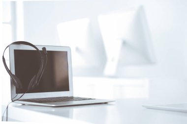 Çağrı merkezi ve iletişim desteği, müşteri hizmetleri yardım masası. Dizüstü bilgisayarda VOIP kulaklığı