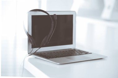Çağrı merkezi ve iletişim desteği, müşteri hizmetleri yardım masası. Dizüstü bilgisayarda VOIP kulaklığı