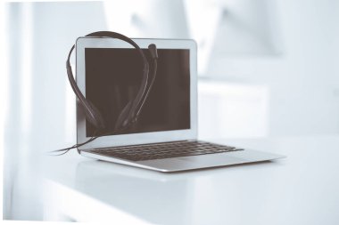 Çağrı merkezi ve iletişim desteği, müşteri hizmetleri yardım masası. Dizüstü bilgisayarda VOIP kulaklığı