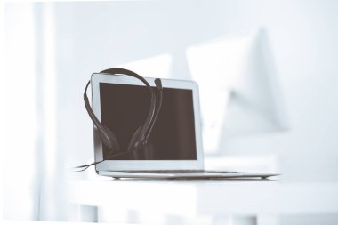Çağrı merkezi ve iletişim desteği, müşteri hizmetleri yardım masası. Dizüstü bilgisayarda VOIP kulaklığı