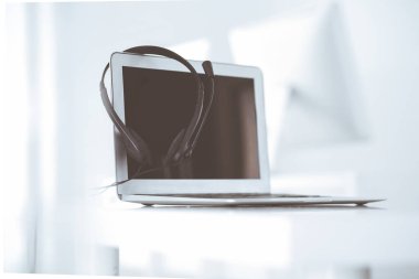 Çağrı merkezi ve iletişim desteği, müşteri hizmetleri yardım masası. Dizüstü bilgisayarda VOIP kulaklığı