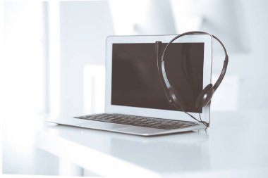 Çağrı merkezi ve iletişim desteği, müşteri hizmetleri yardım masası. Dizüstü bilgisayarda VOIP kulaklığı