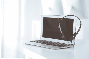 Çağrı merkezi ve iletişim desteği, müşteri hizmetleri yardım masası. Dizüstü bilgisayarda VOIP kulaklığı