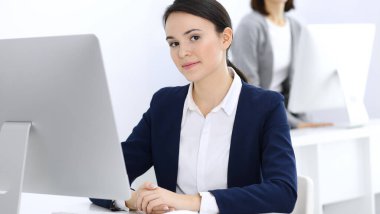 Ofiste bilgisayarla çalışan bir iş kadını. Avukat ya da muhasebeci işte oturuyor, vesikalık fotoğraf. İş konsepti