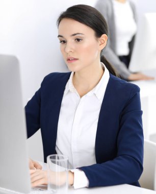 Ofiste bilgisayarla çalışan bir iş kadını. Avukat ya da muhasebeci işte oturuyor, vesikalık fotoğraf. İş konsepti