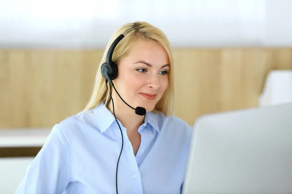 Volejte centrálu. Blonďatá obchodnice sedící ve sluchátkách v kanceláři zákaznického servisu. Pojem podnikání v telesales nebo domácí kancelář povolání — Stock fotografie