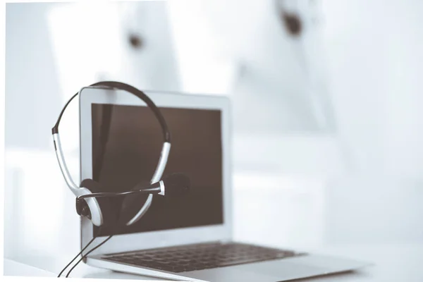 Call center en communicatie ondersteuning, klantenservice helpdesk. VOIP-headset op laptop computer — Stockfoto