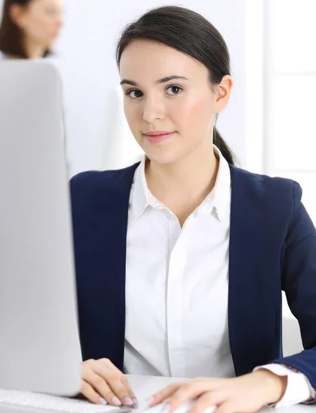 Empresaria que trabaja con computadora en la oficina. Abogado o contable sentado en el trabajo, disparo en la cabeza. Concepto empresarial —  Fotos de Stock