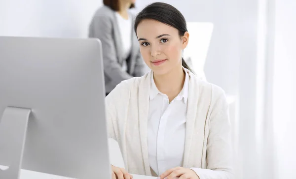 Mujer de negocios vestida casual que trabaja con computadora en la oficina. Abogado o contable en el trabajo —  Fotos de Stock